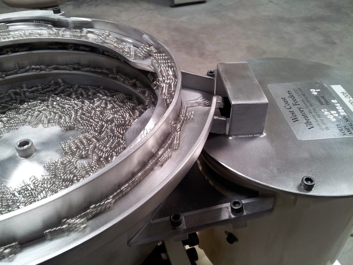 Fastener feeder