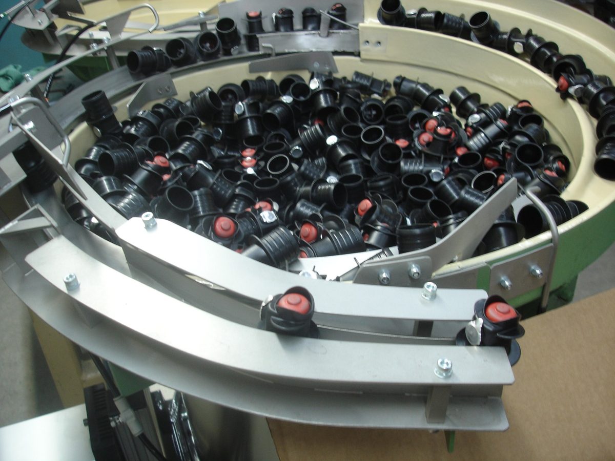Multi-track cap feeder