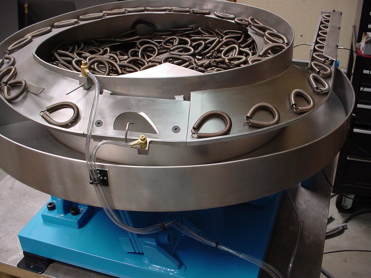Spring detangler and feeder