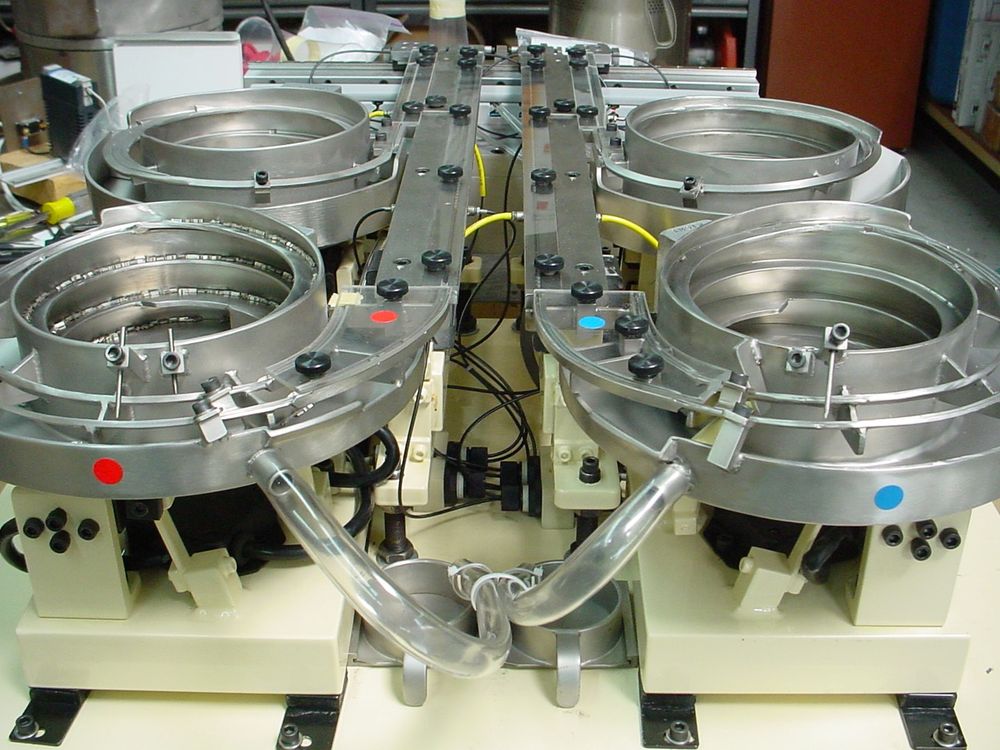 Four-bowl multi-station feeder