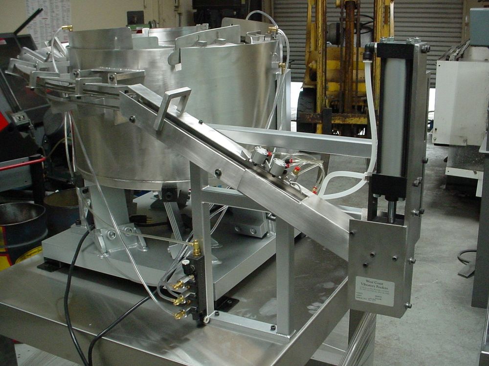 Conical hopper and incline conveyor